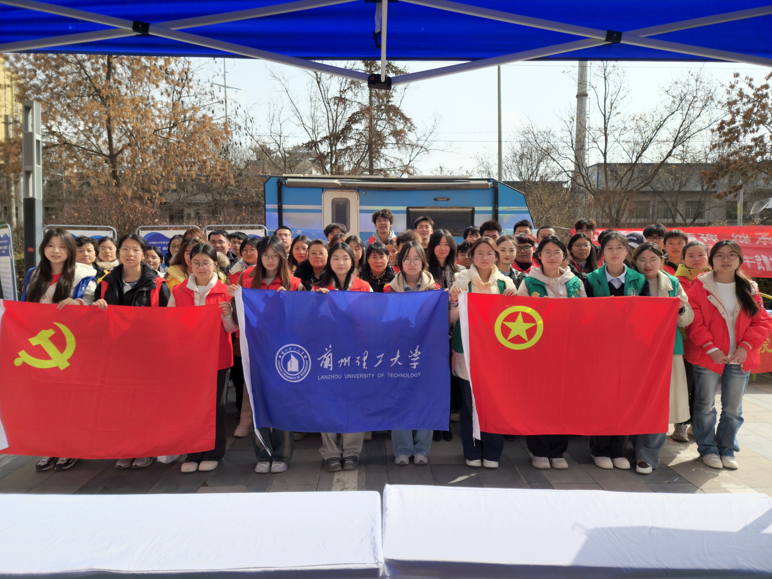 我校青年志愿者走进彭家坪东路社区开展“雷锋月”志愿服务活动