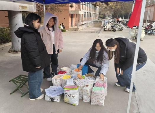 经济管理学院举办“爱心围巾，传递温情”公益活动