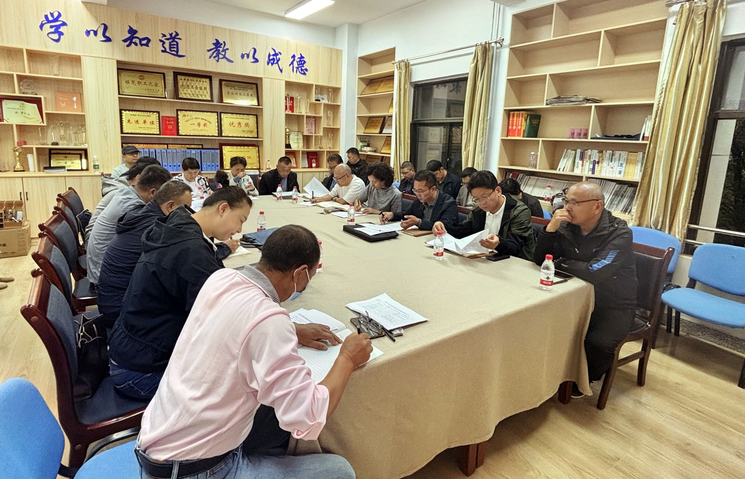 学校召开八届五次教代会提案办理进展情况汇报会